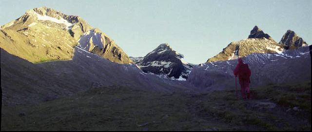 Goléon p01-11.jpg - EN ROUTE POUR L'AIGUILLE DU GOLEON. On marche en silence, en apparence seulement. Il y a le grondement continu du torrent, qu'on n'entend plus, tellement il fait partie du décor...Copyright PiR.